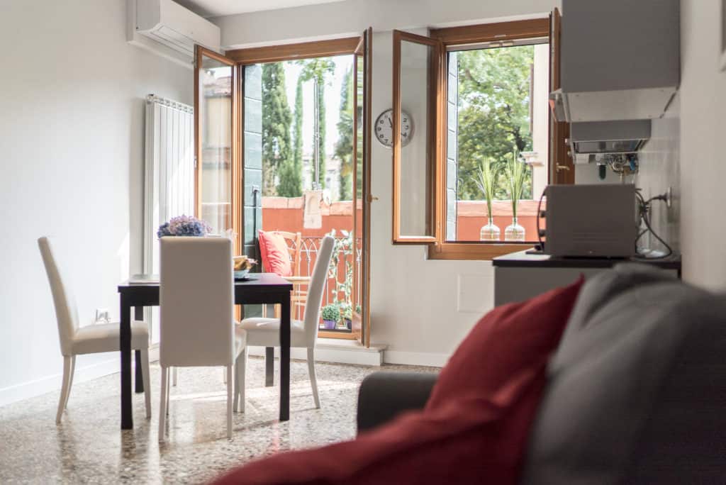 Dining area with exit for the terrace - Venier Apartment