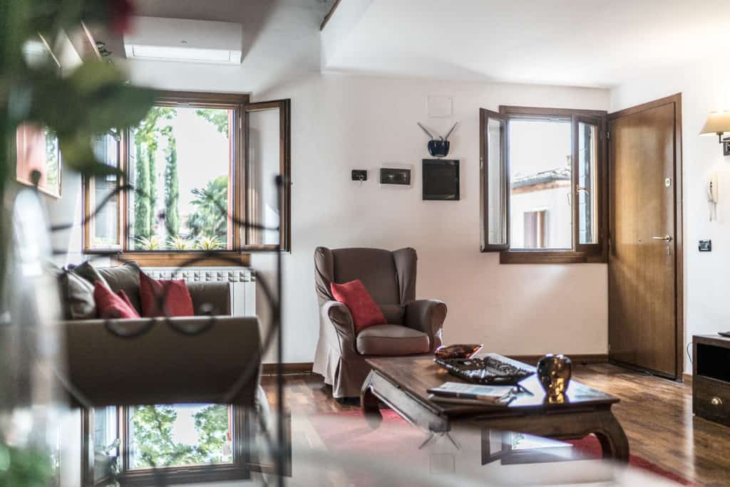 Entrance of the luminous living room - Mansarda Magritte Apartment