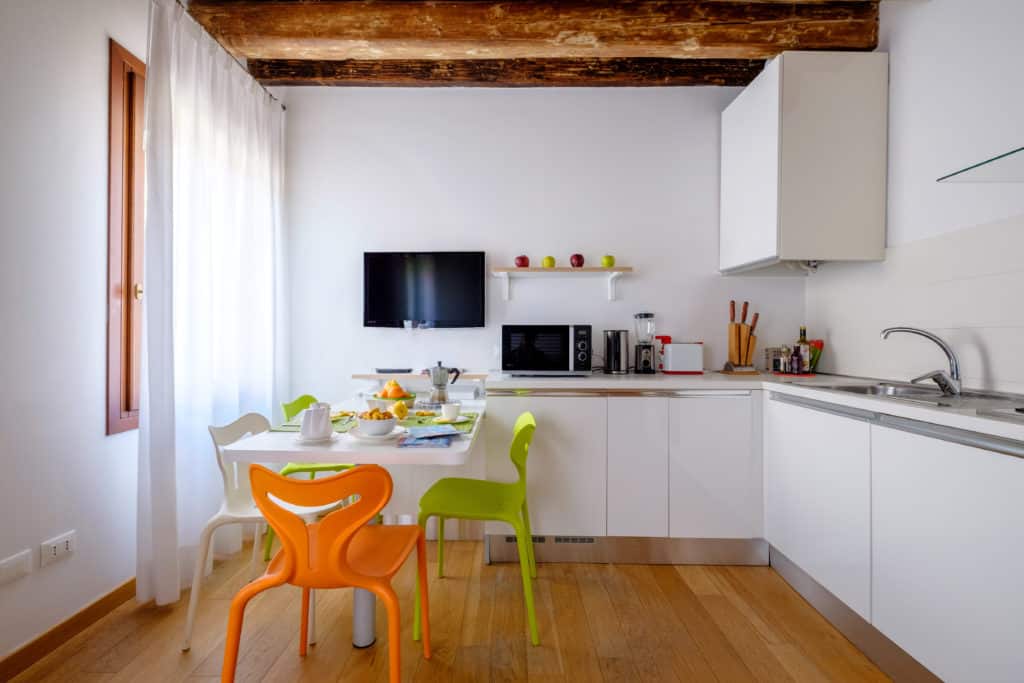 Open air kitchen with modern furnishing - The Lion's 3 Apartment