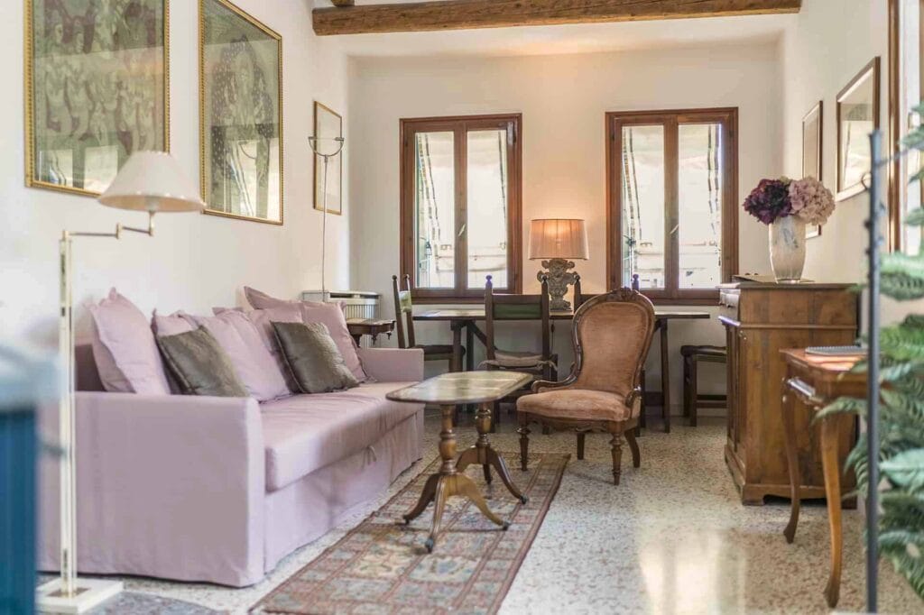 Left view of the luminous living room with vintage furnishing - Three Terraces Apartment