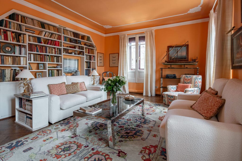 Large and bright living room with sofas, armachair, television and wooden floor – Casa Golena Apartment